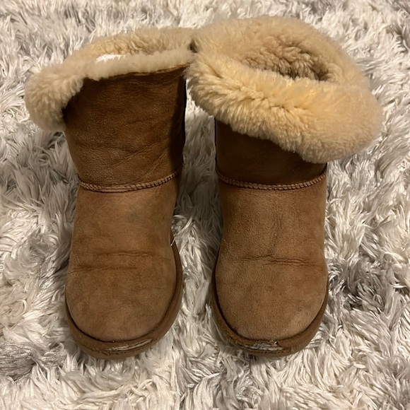 Ugg Chestnut fold over button boots- kids size 5 fits 6.5-7.5 - Picture 1 of 3